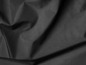 Nahaufnahme von einem schwarzen, zerknitterten Stoff.