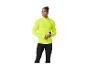 Mann in neongrünem Laufshirt und schwarzen Leggings, hält eine Wasserflasche.