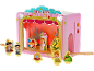 Rosa Holzspielzeugtheater mit Märchenfiguren wie Prinz, Prinzessin, Drache und Zwergen.