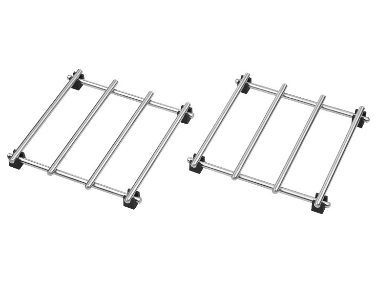 Zwei verchromte Topf-Untersetzer.