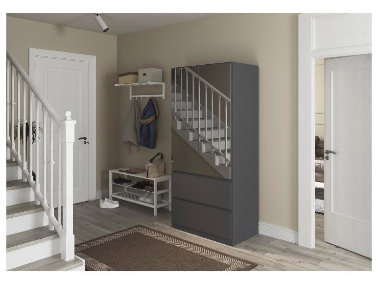 Eingangsbereich mit Spiegelschrank, Schuhregal, Garderobe und Treppe.