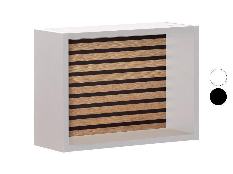 Wandregal mit weißem Rahmen und Schiebetür in Holzoptik mit schwarzen Streifen.