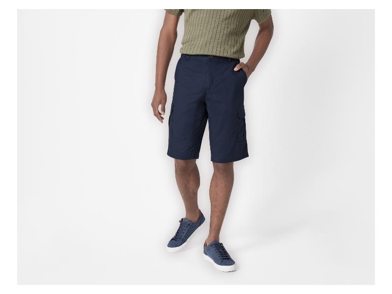 Herren Cargo-Shorts und Sneaker.