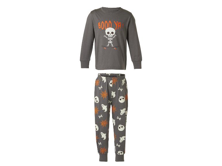 Kinder-Halloween-Pyjama: graues Langarmshirt mit Skelett auf Skateboard und „BOOO YA!“-Schriftzug, dazu passende Hose mit Geistern, Totenköpfen, Spinnennetzen und Knochen.