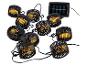 Solar-Lichterkette mit schwarzen Fackellaternen und einem Solarpanel.