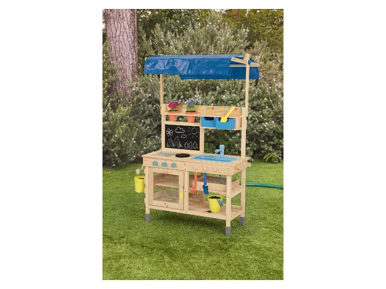 Hölzerne Outdoor-Spielküche mit blauem Planendach, Kreidetafel, Spüle und Gartengeräten.
