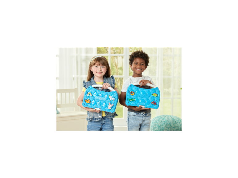 Zwei Kinder halten blaue Bastelsets mit bunten Perlenkreationen.