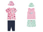 Zwei Kinderbekleidung-Sets mit Meeres-Thema: ein rosafarbenes Shirt mit Muschel-Druck, blaue Leggings und eine rosafarbene Mütze, und ein rosafarbenes Top mit Delfin-Druck, hellgrüne Shorts und eine hellblaue Mütze.