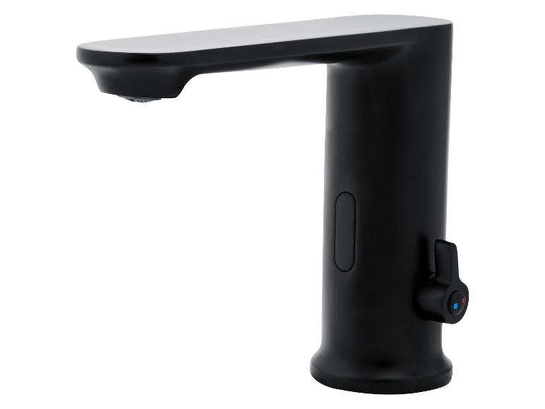 Moderne schwarze Badezimmerarmatur.