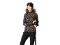 Frau im sportlichen Ski-Funktionsshirt mit Allover-Print, schwarzer Hose und Skistöcken.