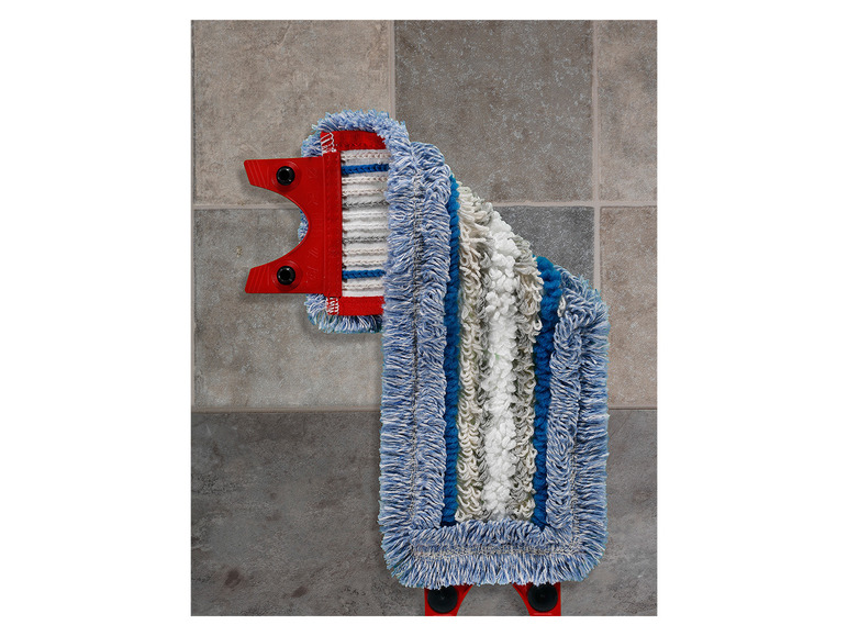 Ein blauer und weißer Wischmopp mit rotem Griff für den Boden.