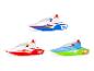 Drei Lena Spielzeugboote: Polizei, Feuerwehr und Speed Wave, jedes mit einer Figur.