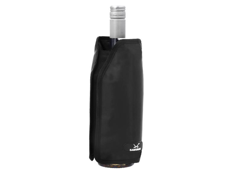 Schwarzer Flaschenkühler mit einer silberfarbenen Flasche, aufrecht stehend.