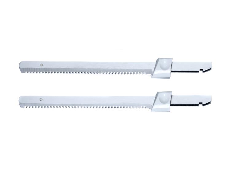 Zwei silberne Sägeblätter mit gezackten Kanten und weißen Kunststoffgriffen