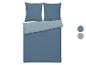 Wendebettwäsche in Blau und Hellblau mit zwei Kissenbezügen.