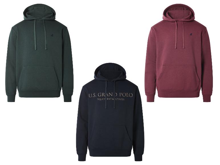 Drei Hoodies: ein dunkelgrüner, ein marineblauer mit „U.S. GRAND POLO“-Schriftzug und ein bordeauxroter.