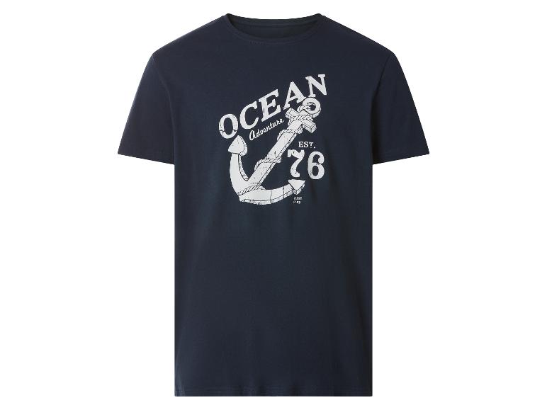 Herren-T-Shirt in Marineblau mit Ankerdruck und dem Text „OCEAN Adventure EST. 76“.
