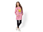 Ein Mädchen trägt ein rosa Pokemon-Hoodie und schwarze Leggings.