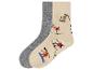Ein Paar Socken, eine grau, die andere mit Skifahrer-Motiv.