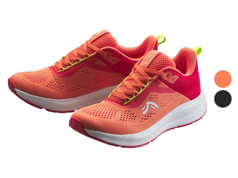 Ein Paar orange-rote Sportschuhe mit limettengrünen Akzenten.