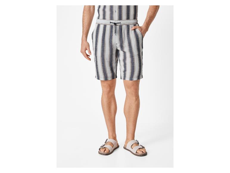 Herren Shorts mit Streifen und Sandalen.