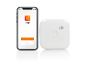 Smartphone mit Smart-Home-App neben einem weißen Smart-Home-Gerät.