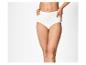 Frau in weißem High-Waist-Slip, Hände in den Hüften, vor weißem Hintergrund.