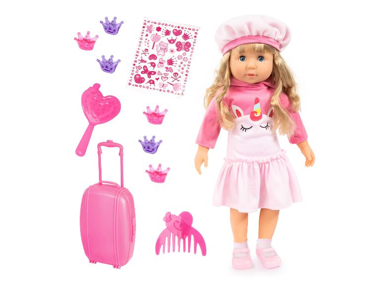 Puppe mit Einhorn-Outfit, rosa Koffer, Kronenklammern und Aufklebern.