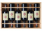 Eine Holzkiste mit sechs Flaschen Château d'Aiguilhe Rotwein.