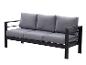 Dreisitzer-Outdoor-Sofa mit schwarzem Rahmen und grauen Kissen