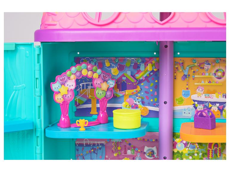 Partyraum aus dem GABBY´S DOLLHOUSE Puppenhaus mit Ballonbogen und Zubehör.