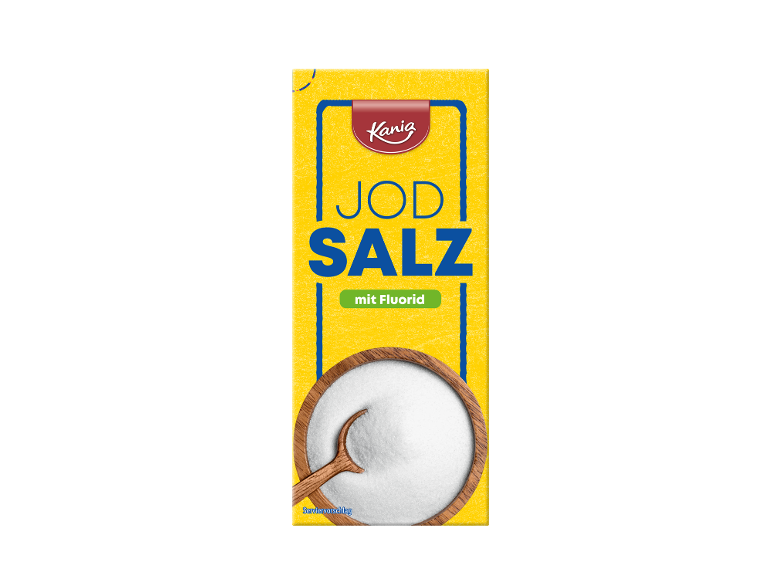 Verpackung von Jodsalz mit Fluorid, mit einer Schale Salz und einem Holzlöffel.