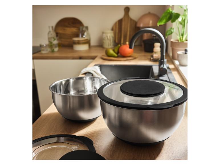 Zwei Edelstahlschüsseln mit Deckeln auf einer Küchenarbeitsplatte.