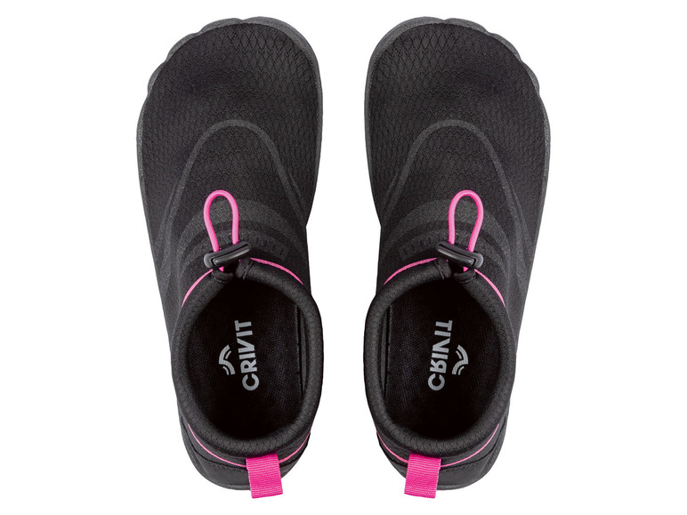 Schwarze Wasserschuhe von Crivit mit rosa Akzenten.