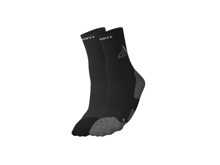 Ein Paar schwarze Sportsocken mit grauen Akzenten und weißer Schrift.