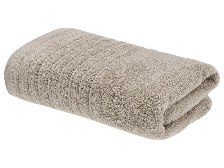Gefaltetes beiges Handtuch mit gerippter Textur