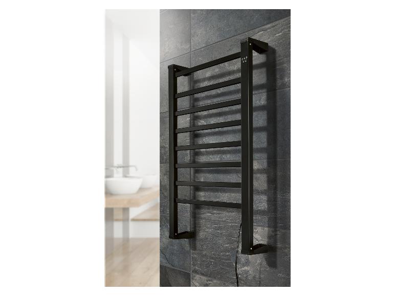 Schwarzer Handtuchwärmer an einer dunklen Fliesenwand im Badezimmer.