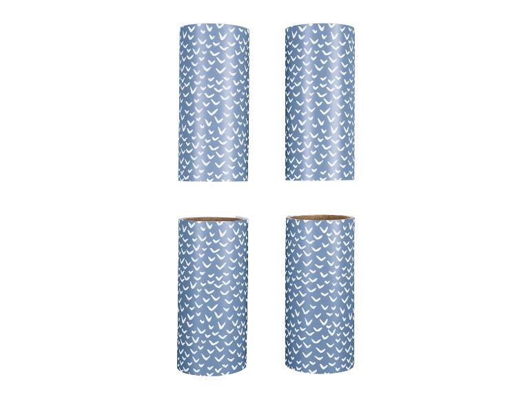 Rollen blaues Dekorpapier mit weißem Muster.