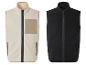Zwei Fleece-Westen mit Reißverschluss, eine cremefarbene und eine schwarze.