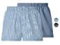Zwei blaue Boxershorts, eine gestreift und eine unifarben.