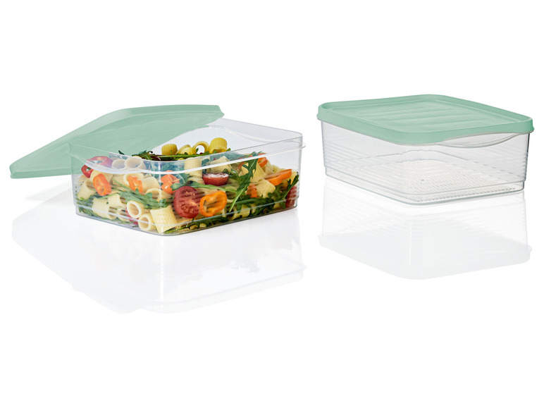 Zwei transparente Aufbewahrungsboxen mit grünen Deckeln, eine mit Salat