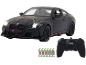 Schwarzes ferngesteuertes Spielzeugauto mit Fernbedienung und Batterien.