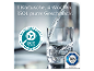 Wasser wird in ein Glas gegossen, mit dem Text „1 Kartusche, 4 Wochen: 150L purer Geschmack“ und Nachhaltigkeitszertifizierungen.