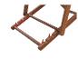 Holzliegestuhlrahmen mit rotem verstellbarem Armlehnenmechanismus.