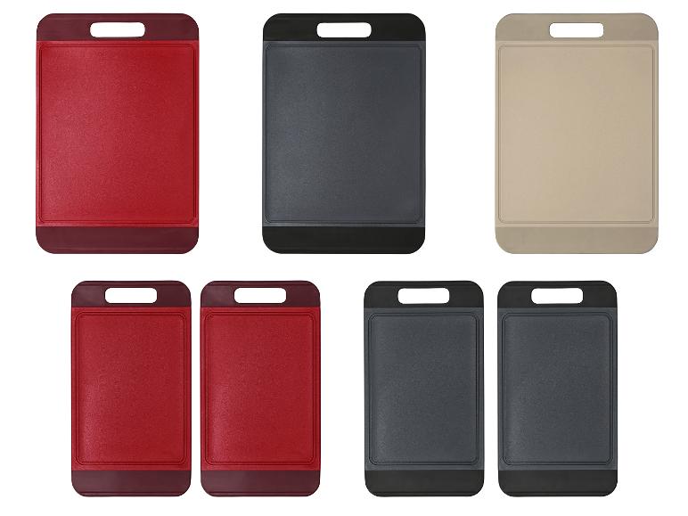Set aus sieben Kunststoff-Schneidebrettern in Rot, Dunkelgrau und Beige.