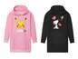 Zwei Hoodies, einer rosa mit Pikachu und Pokémon-Logo, der andere schwarz mit Snoopy und Woodstock.