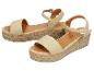 Beige Damen-Keilsandalen mit geflochtenen Sohlen.