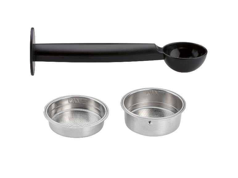 Schwarzer Kaffeemesslöffel und zwei Kaffeefilter aus Edelstahl.