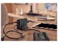 TRONIC® USB-Ladestation auf einem Schreibtisch mit angeschlossenen Geräten.