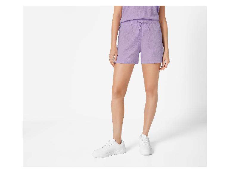 Shorts und weiße Sneaker: lässiger Sommerlook.